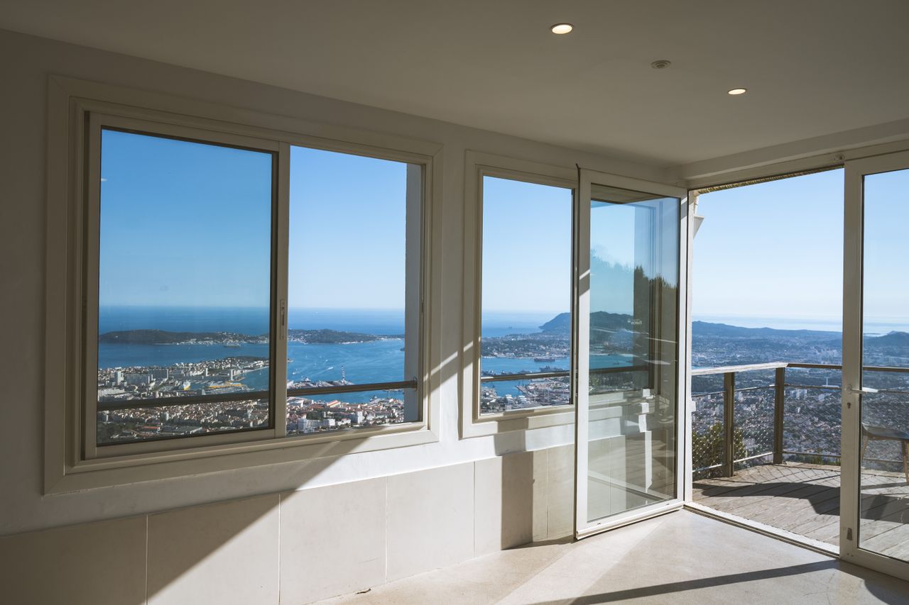Maison dans le Var : pourquoi choisir des fenêtres en PVC ?